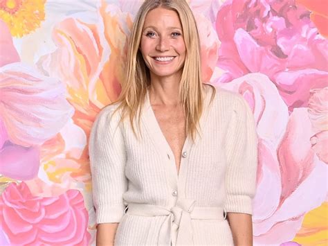 Gwyneth Paltrow Poses Nude Covered in Gold Body Paint for。